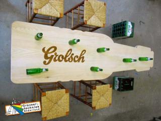 Aangeleverde houten blad voor een tafel in beugelfles vorm voorzien van Grolsch logo